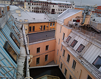 вид во внутренний дворик, живописные дворы и крыши Санкт-Петербурга